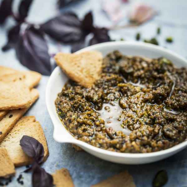 photographe culinaire pesto olives daylight
