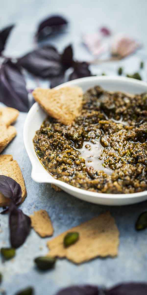 photographe culinaire pesto olives daylight