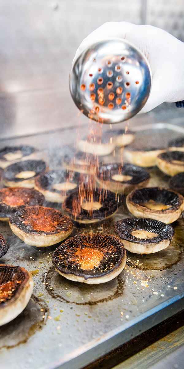 photographe reportage culinaire cuisson champignons burger